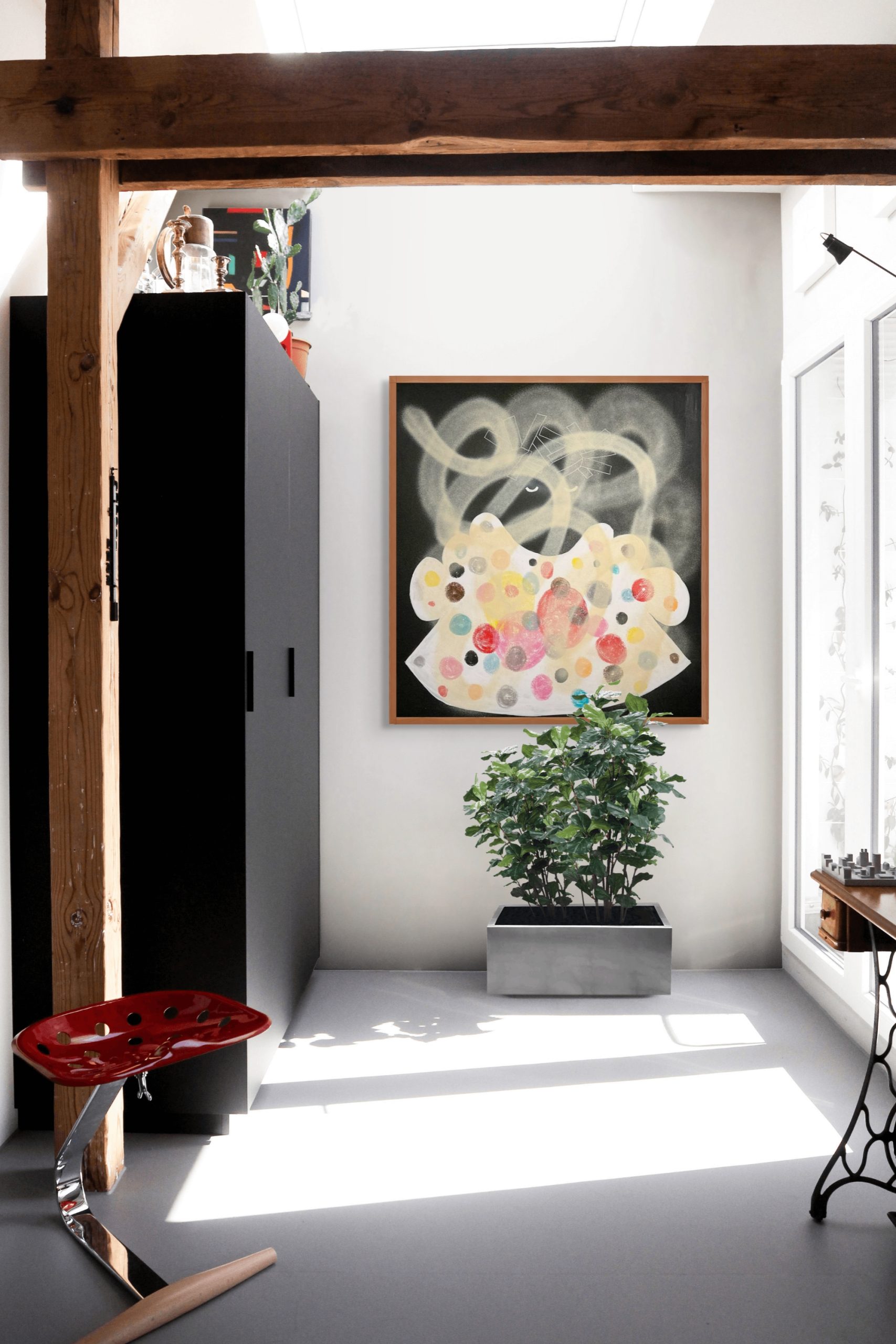Abstrakt maleri i varme farver som centerpiece i moderne stueindretning – skaber personlighed og stemning.